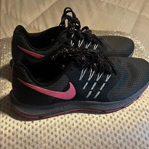 Nike Women's Black and Pink Athletic Shoes